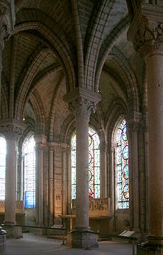 Източната част на абатството Сен Дени е известна като първата истинска готическа сграда. От 1135 г. нататък.  