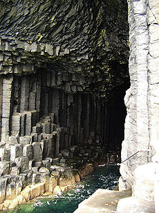 Basaltsøjler inde i Fingal's Cave  