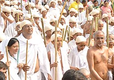 Sagar dirigiendo una manifestación con gente disfrazada de Gandhi. Esto se convertiría en el récord mundial de personas disfrazadas de Gandhi  