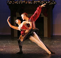 Daria L en Josh voeren een Grand Pas de Deux uit in een versie van De Notenkraker, een bekend klassiek ballet.  