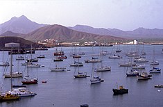 De verzameling zeilschepen in Porto Grande, Mindelo op het eiland São Vicente: toerisme is een groeiende bron van inkomsten op de eilanden.  