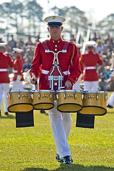 Ein Musiker des Marine Drum and Bugle Corps, der einen Satz Tenortrommeln spielt.