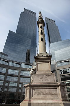 Το άγαλμα του Κολόμβου στη μέση του Columbus Circle.