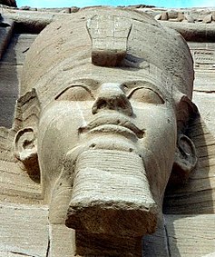 Close-up van Ramesses II, met de dubbele kroon van Neder- en Opper-Egypte