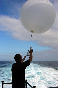 Um marinheiro com balão meteorológico semelhante aos usados por Larry Walters