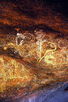 Forntida klippmålningar i grottorna i Uluṟu.  