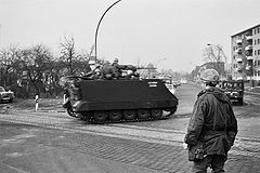 In 1969 scheuren Amerikaanse legervoertuigen door het spitsverkeer in de woonwijk Zehlendorf, een routinematige herinnering aan het feit dat West-Berlijn nog steeds wettelijk bezet was door de geallieerden van de Tweede Wereldoorlog.