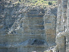 A natureza dos sedimentos pode variar de forma cíclica, e estes ciclos podem ser exibidos no registro sedimentar. Aqui, os ciclos podem ser vistos na cor de diferentes estratos