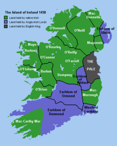 Irland år 1450 med marker som innehades av irländare (grönt), angloirländare (blått) och den engelska kungen (mörkgrått).  