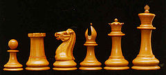 Pièces d'échecs originales de Staunton, de gauche à droite : pion, tour, chevalier, fou, reine et roi.
