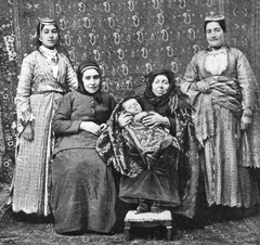 Five generations of an Armenian family (Harry Finnis Blosse Lynch, London 1901) (Note: The picture shows a matrilineal line, it does not represent a matrilineal ­society)