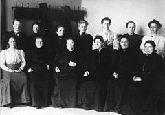 Dertien van de in totaal negentien vrouwelijke parlementsleden. Dit waren de eerste vrouwelijke parlementsleden ter wereld, die in 1907 bij de Finse parlementsverkiezingen werden verkozen.