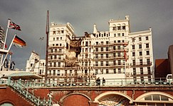 Írska republikánska armáda zbombardovala hotel Grand Brighton v roku 1984 počas Nepokojov.