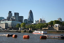 O Rio Tamisa faz parte do sistema de transporte de Londres. Esta foto mostra a "City of London".