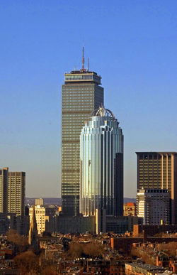 De Prudential Tower achter Huntington Avenue 111, gezien vanuit South End.