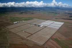 Andasols solkraftverk på 150 MW är ett kommersiellt solvärmeverk med paraboliska tråg i Spanien. Andasol-anläggningen använder tankar med smält salt för att lagra solenergi så att den kan fortsätta att generera elektricitet även när solen inte skiner.  
