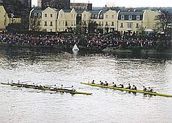 Een foto van de bootrace tussen Oxford en Cambridge