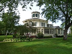 El Museo Octagon House, inscrito en el Registro Nacional de Lugares Históricos, fue construido en 1855.