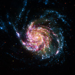 Questa immagine di M101 combina dati nell'infrarosso, nel visibile, nell'ultravioletto e nei raggi X da quattro telescopi spaziali della NASA. Questa vista mostra che sia le stelle giovani che quelle vecchie sono uniformemente distribuite lungo i bracci a spirale strettamente avvolti di M101.