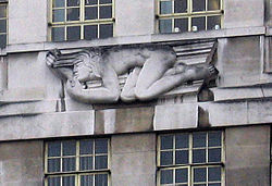 Eric Gill's modernistische North Wind, 1928, voor het hoofdkwartier van de Londense metro, op 55 Broadway.  