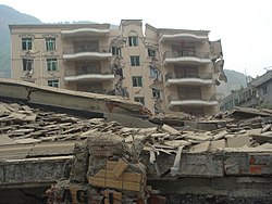 En Beichuan se encontró una niña en estas ruinas 102 horas (4 días, 6 horas) después del terremoto.  