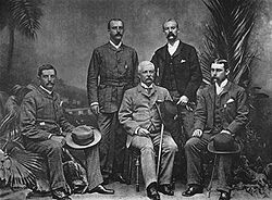 Henry Stanley com oficiais da Coluna Avançada, Cairo, 1890. Da esquerda para a direita: Dr. Thomas Heazle Parke, Robert Nelson, Henry Stanley, William Stairs, e Arthur Jephson