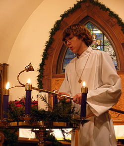 Allumer des bougies de l'Avent dans une église aux États-Unis.