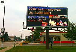 Peringatan AMBER pada papan iklan elektronik di Milwaukee, Wisconsin.
