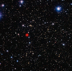 Суперклъстерът Abell 901/902 се намира на малко повече от два милиарда светлинни години от Земята.