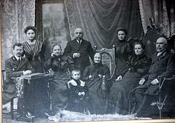 Boris Barvinok (de jongen op de voorgrond) met drie generaties van zijn voorouders.
