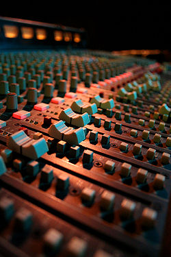 Faders de mixer de áudio no pub Bull & Gate em Kentish Town, no norte de Londres.