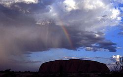Uluru, sagrado para o Aṉangu da Austrália central, é um dos locais sagrados mais antigos conhecidos no mundo.