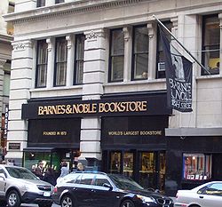 Vlajková prodejna Barnes & Noble na Páté avenue 105 na Manhattanu v New Yorku funguje od roku 1932.