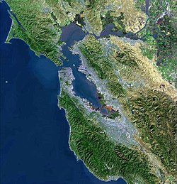 USGS satellietfoto van het San Francisco Bay gebied. (Klik op de afbeelding voor een beschrijving van de belangrijkste kenmerken).