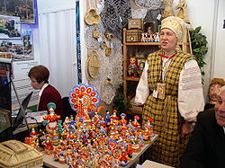 Vrouw uit Minsk draagt nationale klederdracht van Wit-Rusland.  