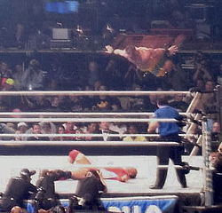 Chris Benoit donne un coup de tête en plongée au MVP lors de WrestleMania 23