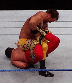 Chris Benoit jouant son tireur d'élite sur Chavo Guerrero