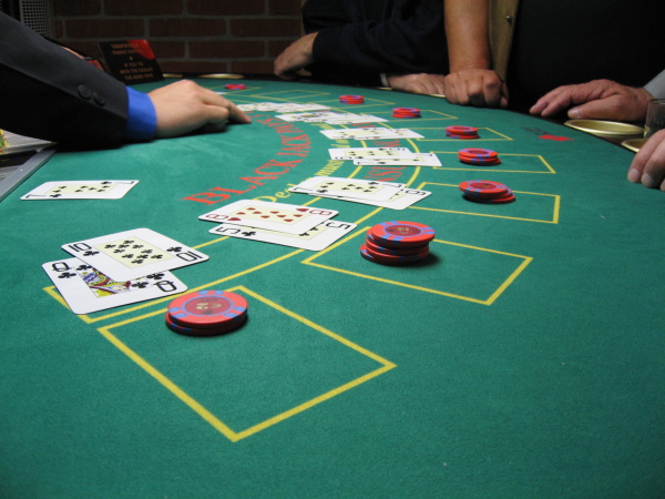 Une table de blackjack