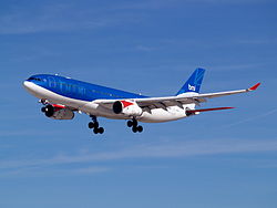 Lietadlo A330 spoločnosti bmi pristáva na letisku.