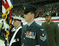 Membros das forças armadas britânicas da Marinha Real, da Força Aérea Real e dos Fuzileiros Navais Reais   