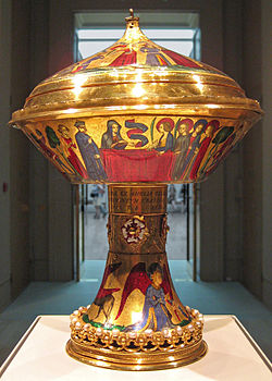 Královský zlatý pohár, výška 23,6 cm, šířka v nejširším místě 17,8 cm ; hmotnost 1,935 kg, Britské muzeum. Zdobený smaltem a perlami. Byl vyroben pro francouzskou královskou rodinu na konci 14. století.