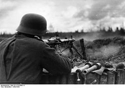 Ein deutscher Soldat schießt 1942 in Russland ein MG 34 ab.