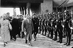 Edward bekijkt een groep SS'ers met Robert Ley, 1937