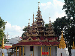 Wat Srichum de estilo birmano  