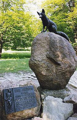 Ovelan pikku neitosen patsas Hukvaldyn puistossa, Janáčekin syntymäkylässä.