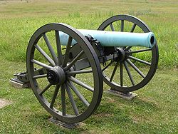 M1857 12-Pounder "Napoleón" en el Parque Militar Nacional de Gettysburg, 2005. El cañón de bronce tiene una pátina verde porque no está en servicio y no está pulido.