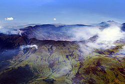 Luchtfoto van de caldera van de berg Tambora  