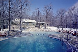 El alojamiento de Camp David mostrando la piscina  