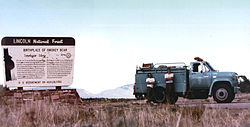 Пожарен двигател 731 и екипаж на Националната гора Тахо в Смоуки Беър Виста Пойнт през юни 1990 г. (временно назначен в Националната гора Линкълн). Capitan Gap е проходът, разположен в далечината между двигателя и знака.  