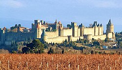 Carcassonne é uma cidade antiga na França.